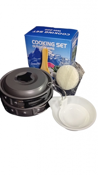 Kit de olla, sarten, cucharon, espátula de madera, esponja, tazón de plástico.